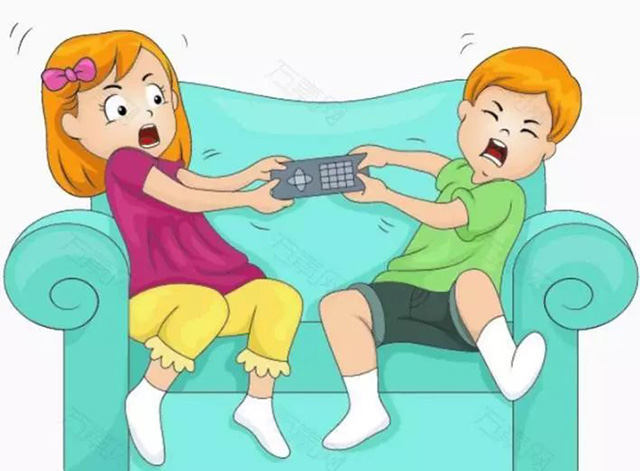 过年在家看电视，和弟弟抢？仄