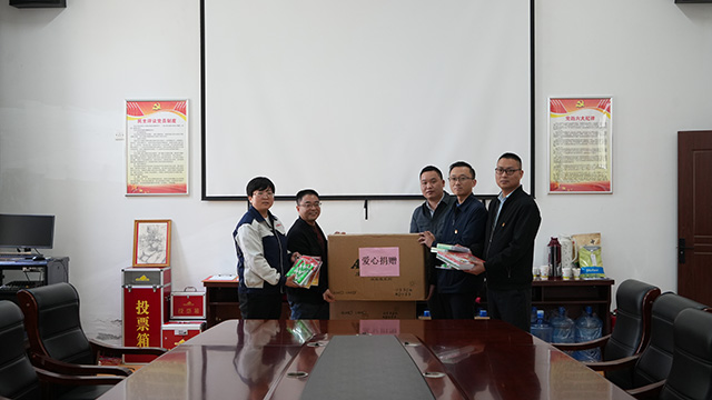 明升MS88科技党支部及其他党员们为福利院儿童进行爱心捐赠